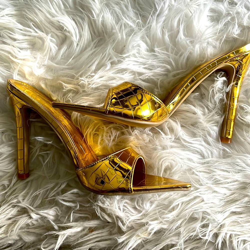 BRAND NEW! GOLD STILETTO HEELS